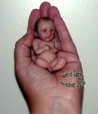 Bebê Miniatura esculpido a mão em polymer clay OOAK
